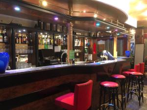 塞扎纳Motel Sofia的餐厅内带红色凳子的酒吧