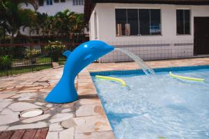 安格拉杜斯雷斯Angra TOP1 Praia Piscina Marina 2 quartos的游泳池中的蓝色海豚喷泉