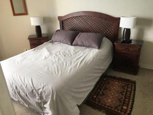 阿尔加罗沃SAN ALFONSO DEL MAR-PRECIOSO DEPARTAMENTO Y VISTA的一间卧室配有一张带2个床头柜的大床