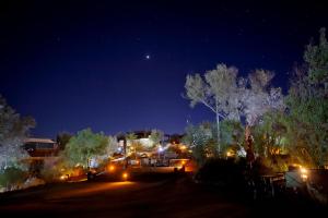 瓜达鲁佩镇Maglen Resort的晚上停车场的景色