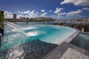 圣胡安O:LV Fifty Five Hotel - Adults Only的一座建筑顶部的游泳池,上面有一个喷泉