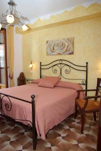 阿杰罗拉兔子酒店的一间卧室配有一张带粉红色床单和椅子的床