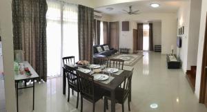 普特拉贾亚Putrajaya 1808 Homestay的用餐室以及带桌椅的起居室。