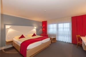 贝希特斯加登布切霍阿尔普住宿酒店的一间卧室配有一张大床和红色窗帘