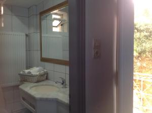 斯卡费迪亚派纳拉玛酒店的一间带水槽和镜子的浴室