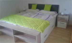 ArriachApartment MASCH的一间卧室配有一张带绿色床单的大床