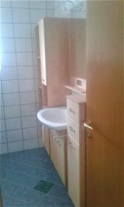 ArriachApartment MASCH的浴室设有白色水槽和镜子