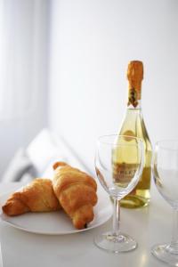 布达佩斯White Almond Apartment的一瓶羊角面包和一瓶葡萄酒