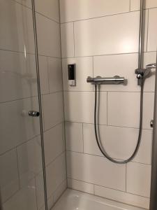 埃朗根Hotel Mirabell的带淋浴的浴室和玻璃门