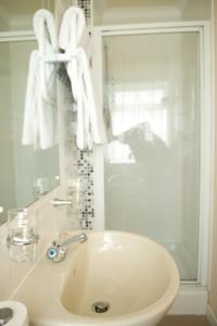 Harray米吉斯特酒店的浴室配有盥洗盆、镜子和毛巾