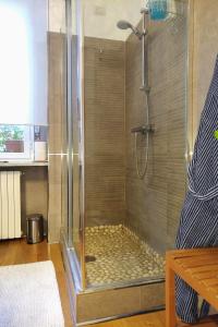米兰Milano Fashion Suite - CityLife District的带淋浴的浴室和玻璃门