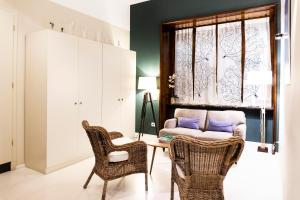 米兰BC MAISON bed&cafe Milano的客厅配有桌椅和窗户。