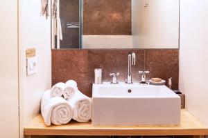 米兰BC MAISON bed&cafe Milano的一间带水槽和台面毛巾的浴室