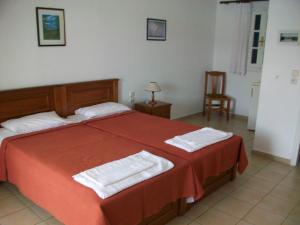 费斯卡尔德宏尼古拉斯客房酒店的一间卧室配有一张床,上面有两条毛巾