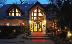 波茨坦凯瑟琳霍尔兹酒店的一间铺有红地毯的房子,通往前门