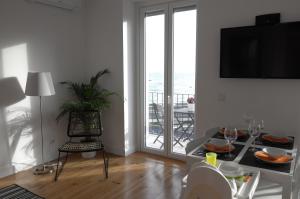 帕苏迪阿尔库什Ocean View double Suite的一间带桌子和电视的客厅以及一个阳台。