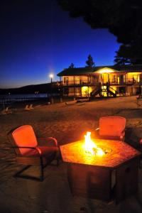 塔霍维斯塔奠雷拉托斯湖滨度假酒店的海滩上的火坑