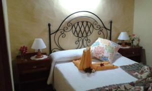 蓬塔戈尔达Casas Rurales Los Marantes的一间卧室配有一张床和两个带灯的床头柜