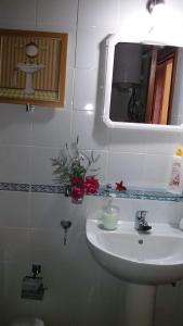 蓬塔戈尔达Casas Rurales Los Marantes的浴室设有白色水槽和镜子