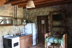 拉斯罗萨斯La Casa de Wanda的厨房配有白色冰箱和炉灶。