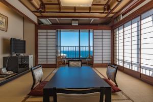 热海热海温泉樱花屋传统日式旅馆的配有桌椅的海景客房