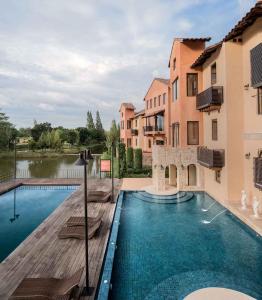 慕斯Toscana Hotel La Casetta的一座游泳池,旁边是一座木甲板