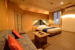 旭川蒂法尼成人酒店的酒店客房,配有床和沙发
