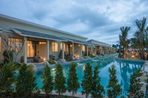 普吉镇CRAFT Resort & Villas, Phuket Town的享有带游泳池的度假村景致
