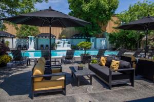卡利斯托加山景酒店及Spa中心的池畔露台设有沙发和遮阳伞