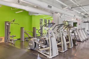 Trifecta Ace Location Pool & Gym Superhost的健身中心和/或健身设施