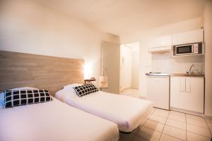 阿维尼翁阿维尼翁城市公寓（5 Epi）的带厨房的小客房内的两张床
