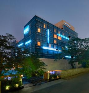 钦奈泰姬陵俱乐部大厦酒店的一座晚上有蓝色灯光的建筑