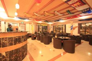 艾卜哈阿伯哈酒店的一间设有许多椅子的餐厅和一间酒吧