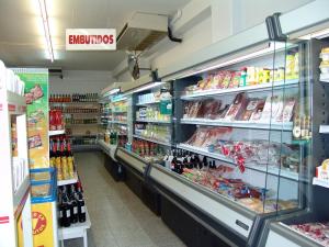 艾因萨Bungalows Peña Montañesa的一条杂货店的过道上有很多食物和饮料