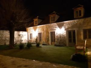 Coye-la-ForêtL'ancien Presbytère的夜晚,房子的一侧有灯