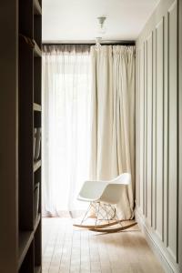 马格朗ANNEXE 1888的窗户客房内的白色椅子