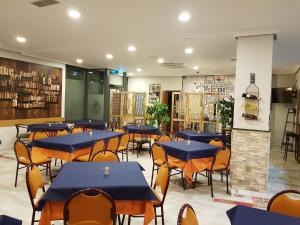 Hostal Restaurante El Abuelo餐厅或其他用餐的地方