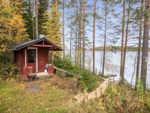 VuoriniemiHoliday Home Aamuntorkku by Interhome的湖畔树林中的小屋