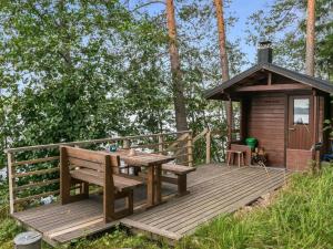 VuoriniemiHoliday Home Illanvirkku by Interhome的木甲板上设有长凳和小屋