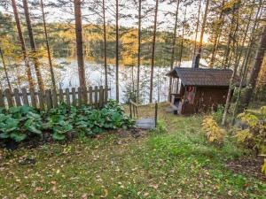 VuoriniemiHoliday Home Aurinkorinne by Interhome的水体旁围栏旁的小房子