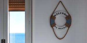 萨莱诺Acquasalata的门牌,上面写着欢迎来到我的海滩