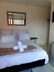 龙杜Niilo's Guesthouse的卧室配有带毛巾的大型白色床