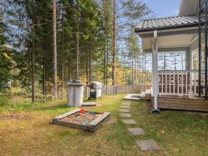 Vuoriniemi诺尔帕度假屋的一个带沙箱的房子的后院