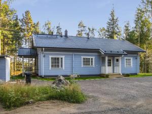 Vuoriniemi诺尔帕度假屋的森林中间的蓝色房子