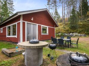 VuoriniemiHoliday Home Aamuntorkku by Interhome的前面有一个烧烤架的红色小屋