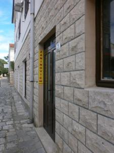 赫瓦尔扎尼诺维克旅馆的街上有门的砖砌建筑