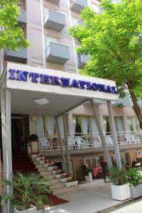 卡托利卡c-hotels International的建筑前方有标志的酒店
