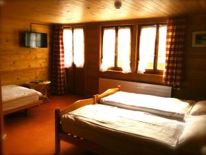 莱迪亚布勒雷珀斯特住所酒店的一间卧室设有一张床和两个窗户。
