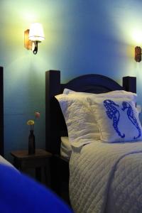 帕拉蒂码头旅馆的一间卧室配有一张蓝色墙壁的床