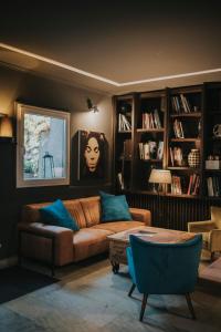 卢森堡乐夏特勒的客厅配有沙发和桌子
